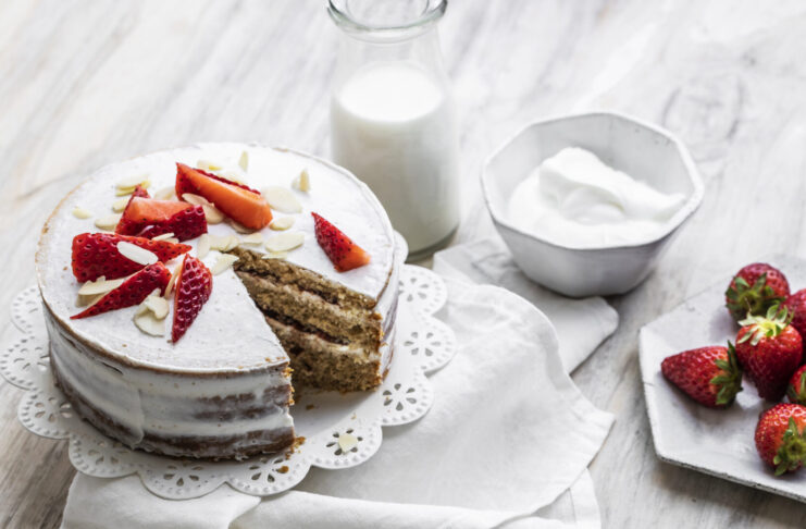 Nude cake all’avena con mandorle e yogurt