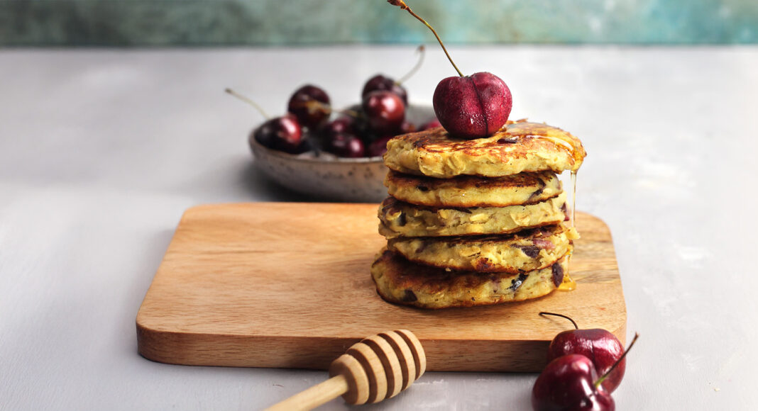 Pancake di avena, banana e ciliegie