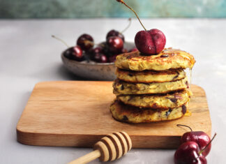 Non solo a colazione: ricette dolci e salate a base di avena Pancake di avena, banana e ciliegie