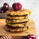 Pancake di avena, banana e ciliegie