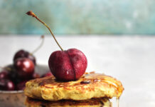 Pancake di avena, banana e ciliegie