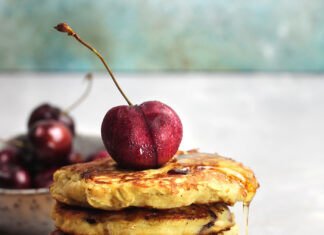 Pancake di avena, banana e ciliegie