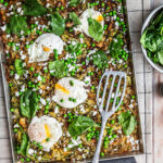 Rösti alle zucchine, con piselli e uova poché