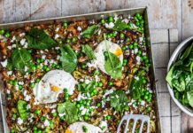 Rösti alle zucchine, con piselli e uova poché