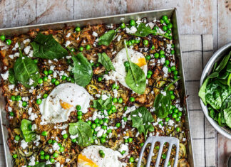 Rösti alle zucchine, con piselli e uova poché