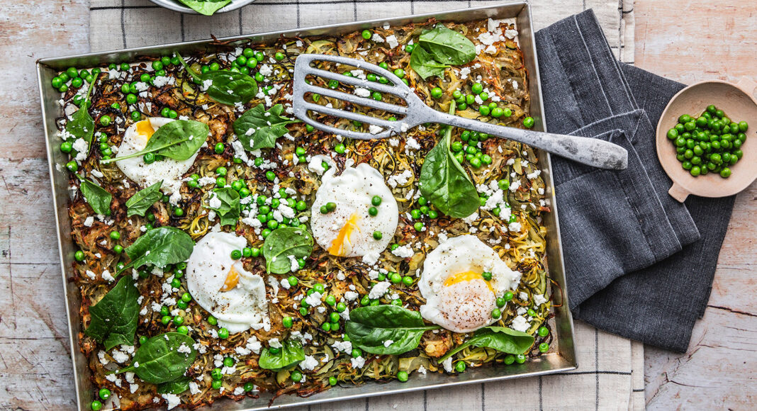 Rösti alle zucchine, con piselli e uova poché