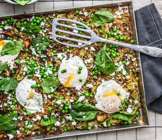 Rösti alle zucchine, con piselli e uova poché