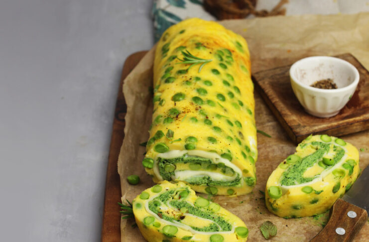 Rotolo con mozzarella, spinaci e piselli