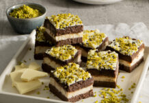 Brownies senza glutine al cacao con mandorle, anacardi e pistacchi