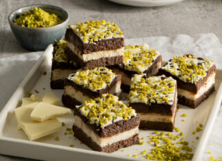 Brownies senza glutine al cacao con mandorle, anacardi e pistacchi