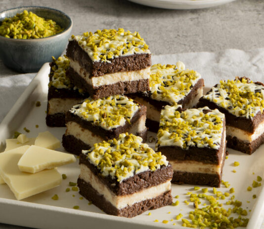 Brownies senza glutine al cacao con mandorle, anacardi e pistacchi