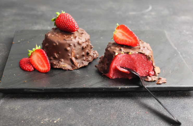 Budino di fragole con cioccolato alle mandorle