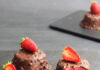 Budino di fragole con cioccolato alle mandorle