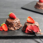 Budino di fragole con cioccolato alle mandorle