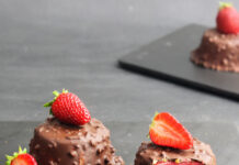 Budino di fragole con cioccolato alle mandorle