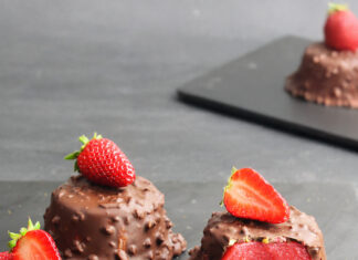 Budino di fragole con cioccolato alle mandorle