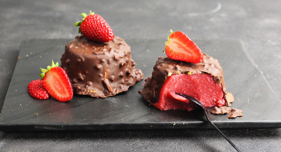 Budino di fragole con cioccolato alle mandorle