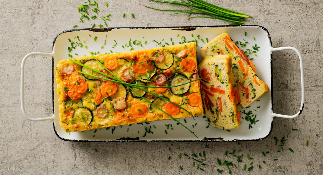 Cake colorato di uova e mandorle all’erba cipollina