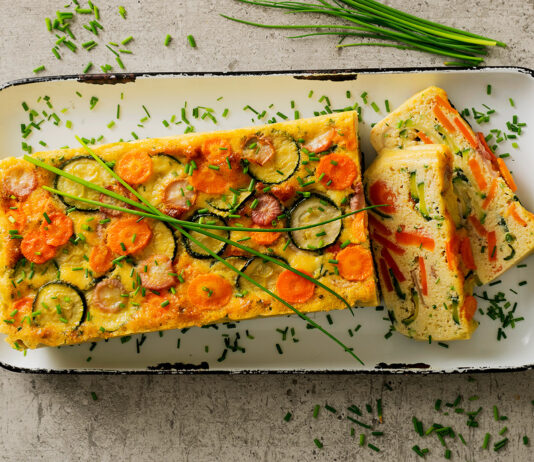 Cake colorato di uova e mandorle all’erba cipollina