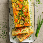 Cake colorato di uova e mandorle all’erba cipollina