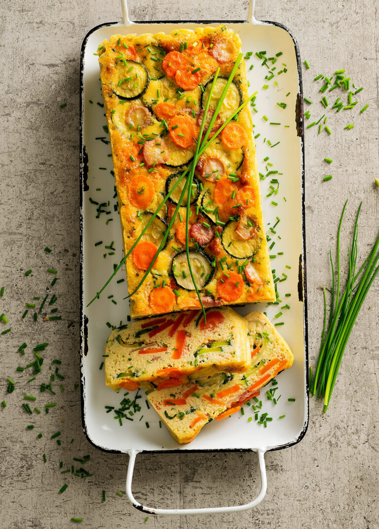 Cake colorato di uova e mandorle all’erba cipollina