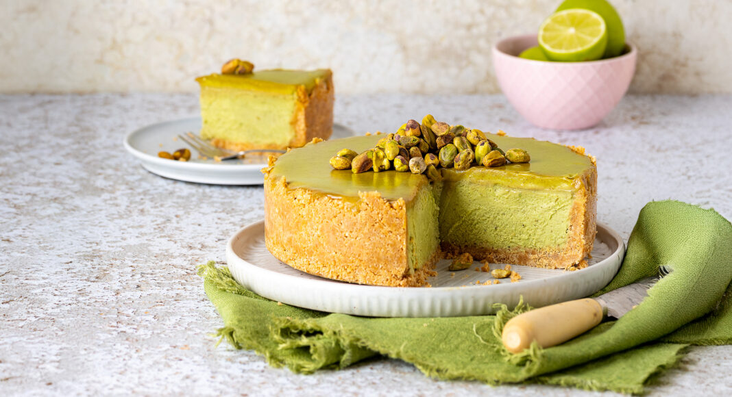 Cheesecake vegan di avocado e pistacchi