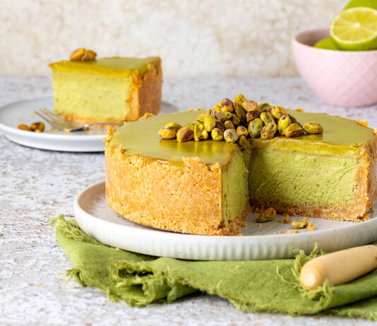 Cheesecake vegan di avocado e pistacchi