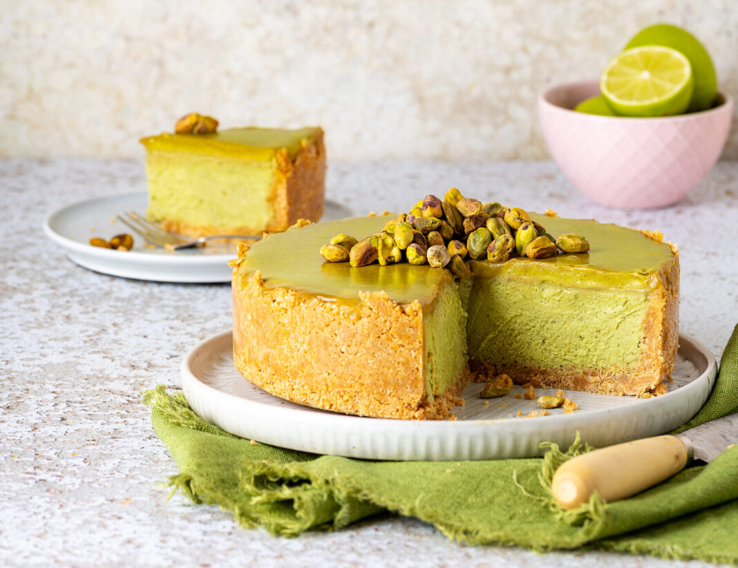 Cheesecake vegan di avocado e pistacchi