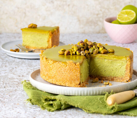 Cheesecake vegan di avocado e pistacchi