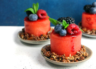 Tutti frutti! I dolci con la frutta estiva veloci e naturalmente golosi Dessert di anguria con croccante al miele