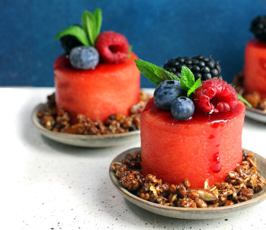 Dessert di anguria con croccante al miele
