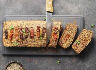 Pane di quinoa con olive e pomodori secchi