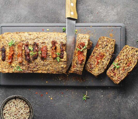 Pane di quinoa con olive e pomodori secchi