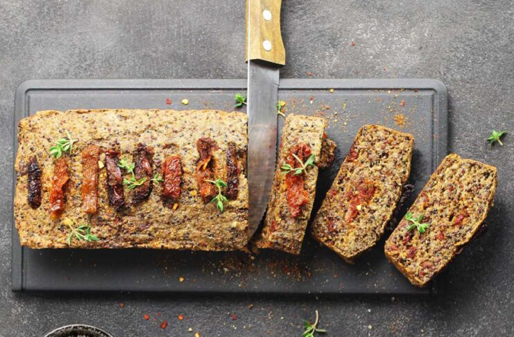 Pane di quinoa con olive e pomodori secchi