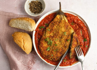 La versatilità delle melanzane: ricette sane e abbinamenti insoliti Melanzane impanate in salsa rossa arrosto