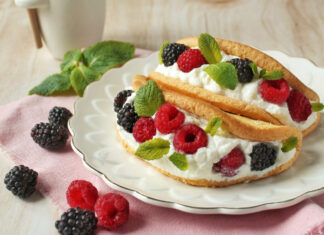 Mini tacos dolci con ricotta e frutti di bosco
