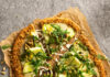 Pizza proteica di quinoa e lenticchie con verdure estive