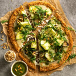 Pizza proteica di quinoa e lenticchie con verdure estive