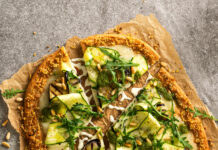 Pizza proteica di quinoa e lenticchie con verdure estive
