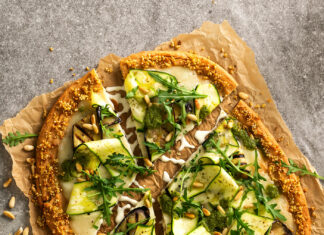 Pizza proteica di quinoa e lenticchie con verdure estive