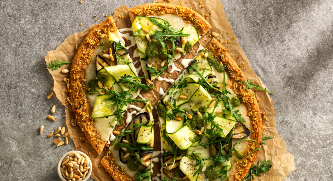 Pizza proteica di quinoa e lenticchie con verdure estive