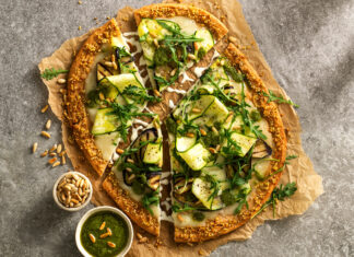 Pizza proteica di quinoa e lenticchie con verdure estive