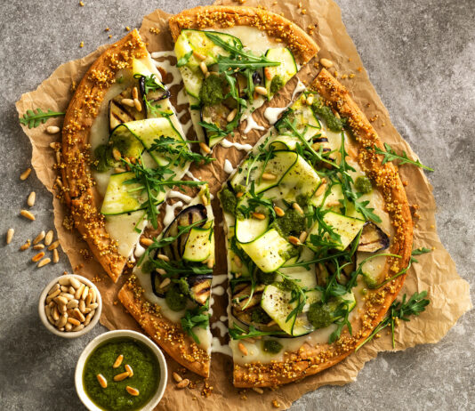 Pizza proteica di quinoa e lenticchie con verdure estive
