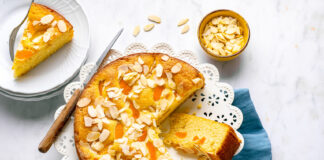 Torta di farro con albicocche e mandorle