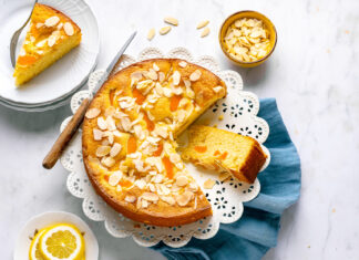 Torta di farro con albicocche e mandorle