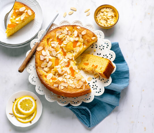 Torta di farro con albicocche e mandorle