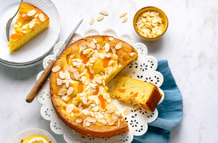 Torta di farro con albicocche e mandorle