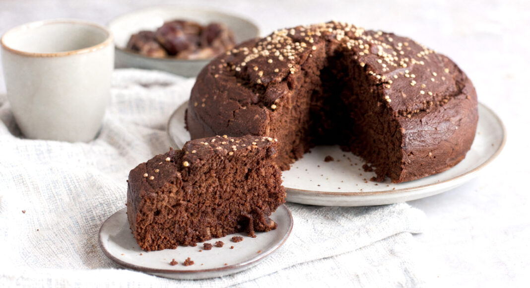 Torta al cioccolato di quinoa e datteri vegana e senza glutine