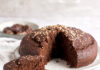 Torta al cioccolato di quinoa e datteri vegana e senza glutine