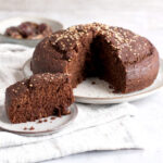 Torta al cioccolato di quinoa e datteri vegana e senza glutine